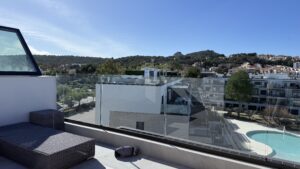 Elegant penthouse with spacious terraces in Santa Ponsa, perfectly located near the coast, golf courses and Port Adriano marina